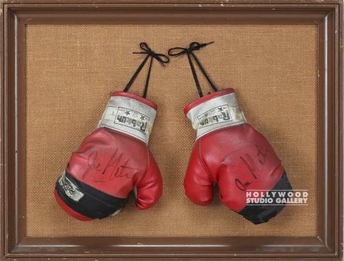 19x25x4" MOUNTED BOXING GLOVES / WOOD