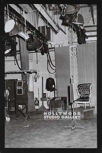 45X30 B/W VINTAGE BACKSTAGE W/CHAIR