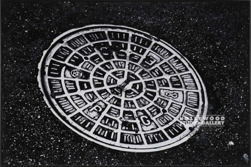 24X36 NIKKI B/W MANHOLE COVER/BLK