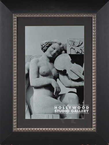 34X26 RF B/W DECO STATUE/ WIDE FRM