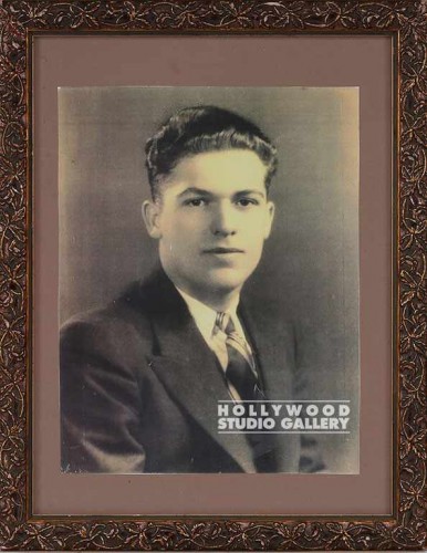 10X13 B/W MALE PORTRAIT/GOLD FRAME