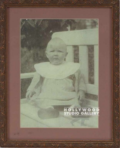 11X9PANORAMIC BABY SIITING ON CHAIR