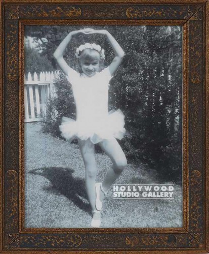 10X12B/W PHOTO/ LIL GIRL BALLERINA