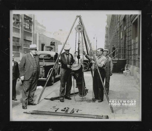 9X11 B/W PERIOD MEN/FIRE HYDRANT