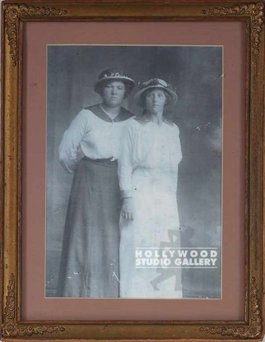 13X10PANORAMIC 2 WOMEN WITH HATS