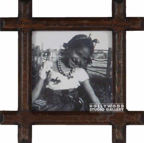 8X8 B/W PERIOD PHTO/CRISS CROSS FRM