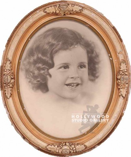 13x10 B/W Girl Portrait/Oval Frame