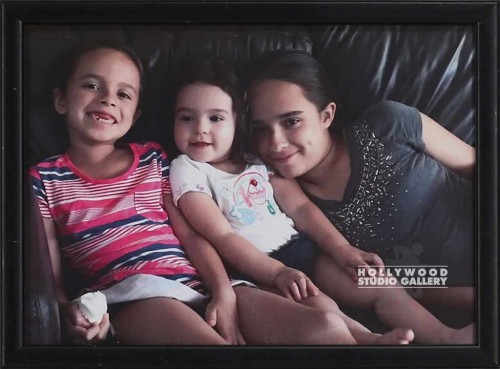 9x11 Clr Joey`s 3 Nieces On Couch