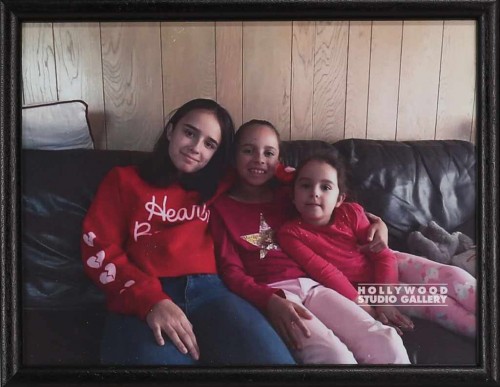 9x11 Clr Joey Nieces On Blck Couch