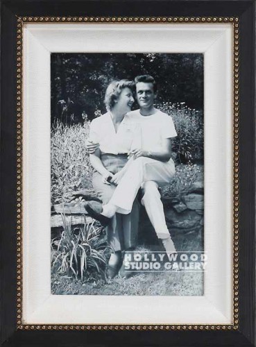 9x11 B W MAN & WOMAN SITTING