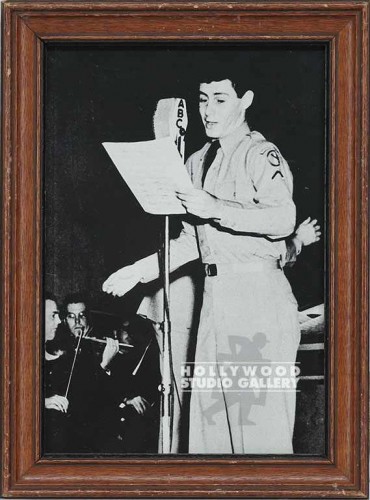 11x8 B/W Singing Officer/Brwn Frm