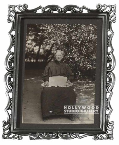 8x6 TABLETOP B W SITTING GRANNY