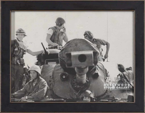 9X11 B W SOLDIERS ON TANK