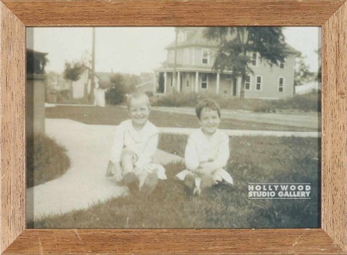 8X11 ANTQ.2 KIDS SITTING ON GRASS