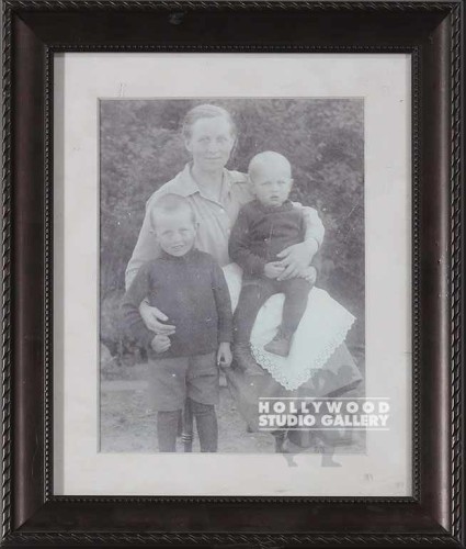 12x10 TABLETOP b-w MOM 7 2 BOYS