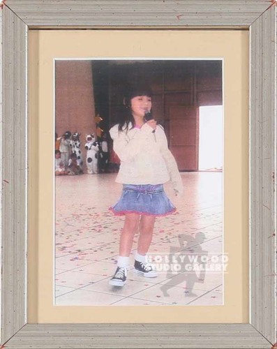 TABLETOP 8X6 YOUNG GIRL SINGING