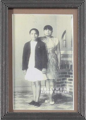 6X4 TABLETOP b-w 2 LADIES CHIMEY