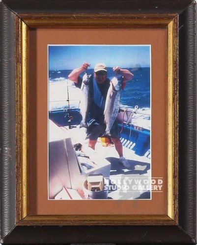 8X6 TABLETOP GUY HOLDING 2 FISHES
