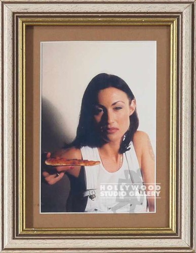 8X6 TABLETOP LADY HOLDING PIZZA