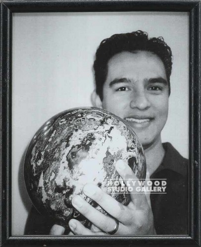 10X8 HEAD SHOT/B/W GUY W/BWLNG BALL