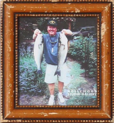 5X5SBWF GUY HOLDING 2 BIG FISH HAT