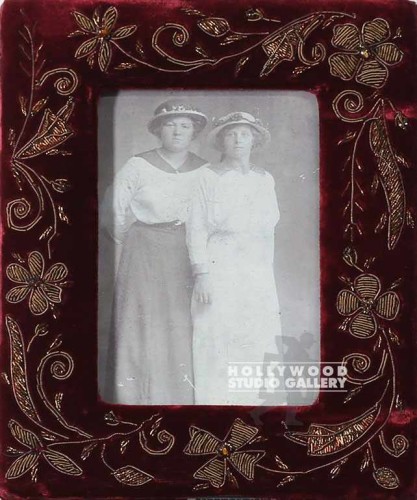 9X7 TABLETOP b-w VELVET FR 2 LADIES
