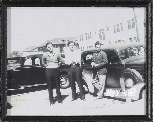8X10BLK FRM/(3)GUYS/CLASSIC CARS/BW