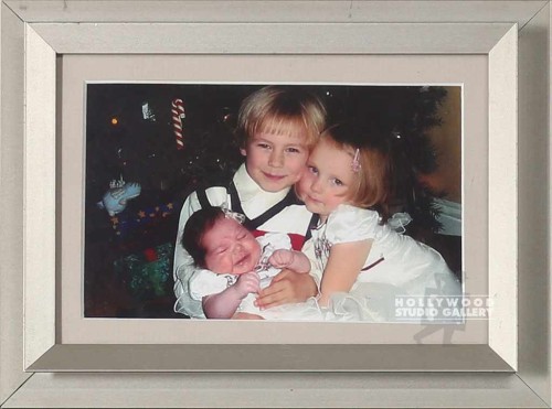 6X9 TABLETOP 2 KIDS HOLDING BABY