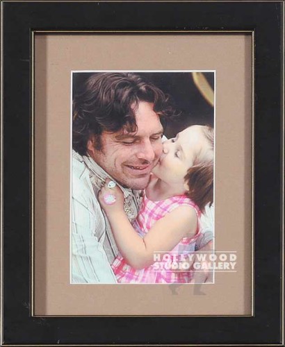 TABLETOP 9X7 LIL GIRL KISSING DAD
