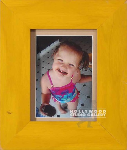 10X8 TABLETOP GIRL EATING CUPCAKE