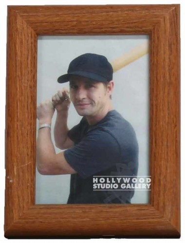 8X6 SWBF/ WHITE MAN HOLDING BAT