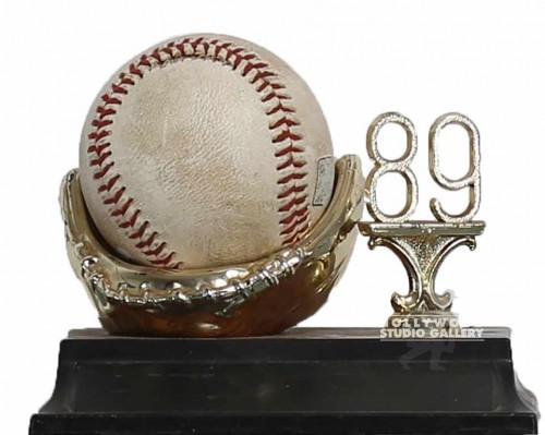 5x6x4 BASEBALL GLOVE TROPHY W/ BALL