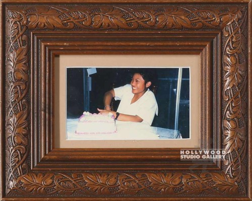 8x9 TABLETOP LADY CUTTING CAKE