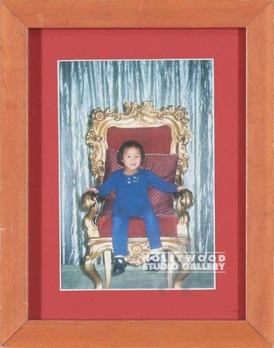 9X7 TABLETOP GIRL SITTING ON THROWN