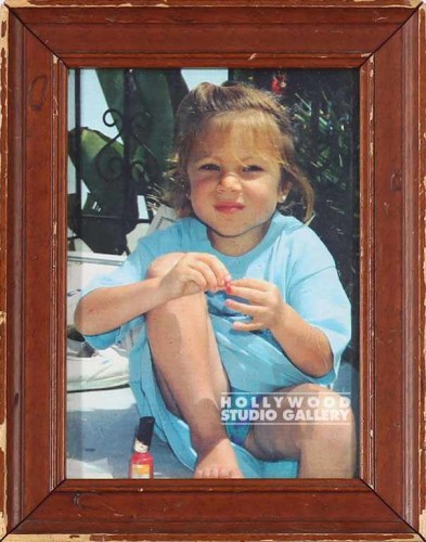 7X9 TABLETOP LIL GIRL DOING NAILS