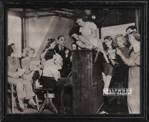 9x11 B/W Backstage Sing
