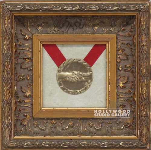 8x8 Shaking Hands Medal Gold Frm