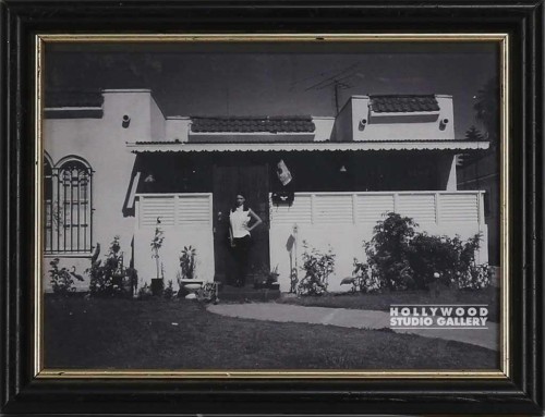 9X7 TABLETOP b-w LADY FRONT OF HSE