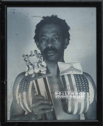 11x9 B/W BOXER/HOLDING ONE TROPHY