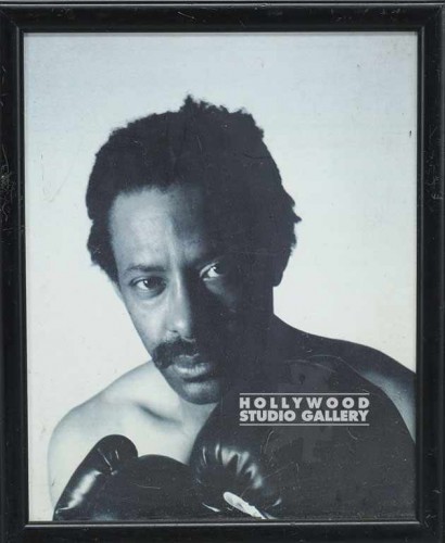 11x9 B/W BOXER/LEFT GLOVE ON CHIN