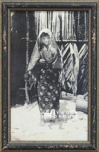 18x12 Ethnic Native Woman w/Nose Rg