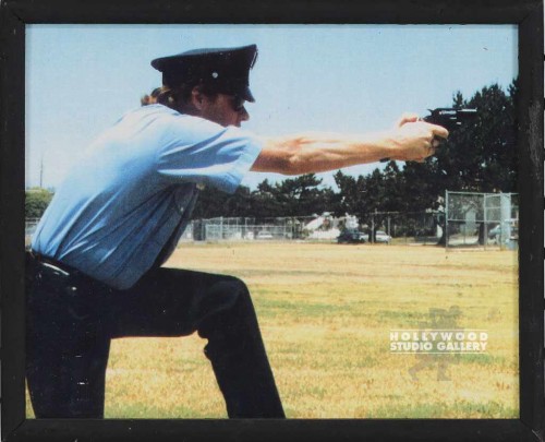 8X10 HORIZ/MALE COP/W/GUN