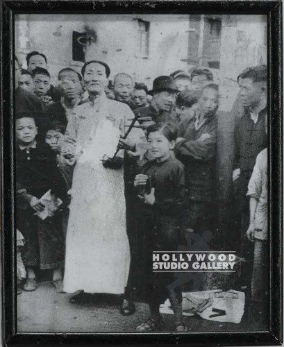 11x9 B/W Asian Crowd