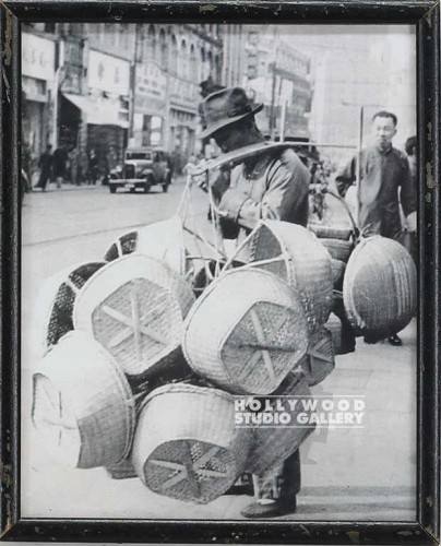 9x11 B/W Chinese Man w/Baskets