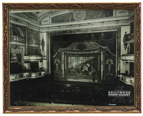 8X10 B/W INT. ENGLISH THEATRE